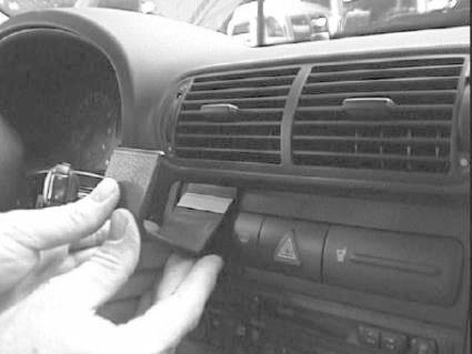 Brodit ProClip 852333 voor Audi S3 1997-2002 en Audi A3 1997-2002 - montagepositie op dashboard