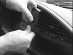 Brodit ProClip 852335 voor Citroen Berlingo 1997-2002 en Peugeot Partner 1997-2002 - montagepositie op dashboard