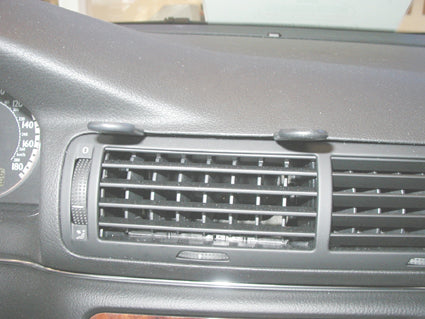 Brodit ProClip 852403 voor Volkswagen Passat 1998-2005 en Volkswagen Passat 1997-2005 - montagepositie op dashboard