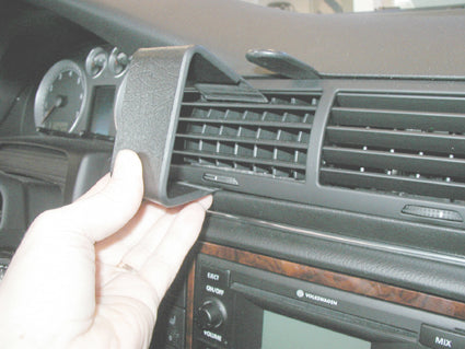 Brodit ProClip 852403 voor Volkswagen Passat 1998-2005 en Volkswagen Passat 1997-2005 - ProClip geplaatst in het voertuig