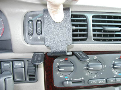 Brodit ProClip 852426 voor Volvo V70 1997-2000, Volvo S70 1997-2000 en Volvo C70 1997-2005 - montagepositie op dashboard
