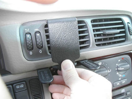 Brodit ProClip 852426 voor Volvo V70 1997-2000, Volvo S70 1997-2000 en Volvo C70 1997-2005 - ProClip geplaatst in het voertuig
