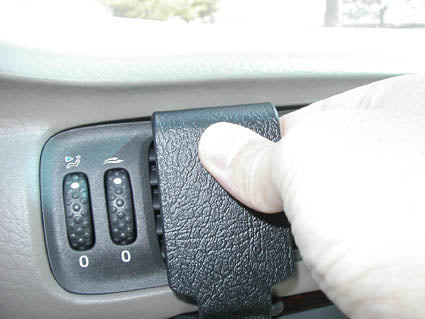 Brodit ProClip 852426 voor Volvo V70 1997-2000, Volvo S70 1997-2000 en Volvo C70 1997-2005 - detail van dashboardmontage