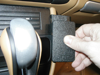 Brodit ProClip 852428 voor Porsche Boxster 1997-2004 en Porsche 911 1999-2004 - montagepositie op dashboard