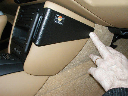 Brodit ProClip 852428 voor Porsche Boxster 1997-2004 en Porsche 911 1999-2004 - detail van dashboardmontage