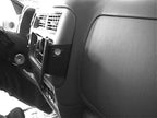 Brodit ProClip 852448 voor Mitsubishi Pajero Sport 1999-2006 en Mitsubishi Montero Sport 1997-2005 - detail van dashboardmontage