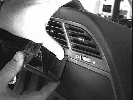 Brodit ProClip 852467 voor Peugeot 306 1993-2002 - montagepositie op dashboard