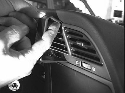 Brodit ProClip 852467 voor Peugeot 306 1993-2002 - detail van dashboardmontage