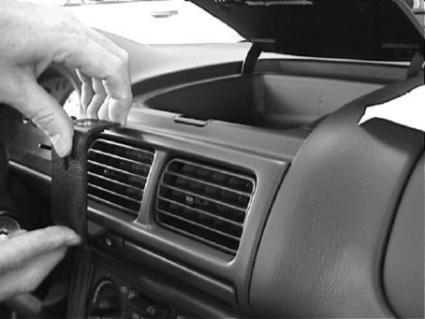 Brodit ProClip 852505 voor Subaru Impreza 1998-2000 en Subaru Forester 1998-2002 - montagepositie op dashboard