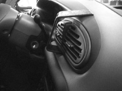 Brodit ProClip 852523 voor Chrysler Voyager 1996-2000, Chrysler Town & Country 1996-2000 e.a. - detail van dashboardmontage