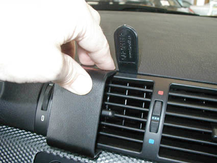 Brodit ProClip 852599 voor BMW Compact 2001-2007, BMW 3-series M3 E46 1999-2005 en BMW 3-series M3 E46 1998-2004 - detail van dashboardmontage