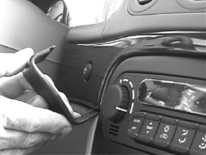 Brodit ProClip 852615 voor Chrysler LHS 1999-2004 en Chrysler 300M 1999-2004 - montagepositie op dashboard