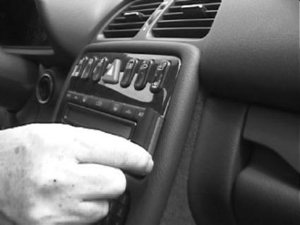 Brodit ProClip 852649 voor Mercedes Benz CLK-Class 1997-2002 en Mercedes Benz CLK-Class 1997-2001 - montagepositie op dashboard