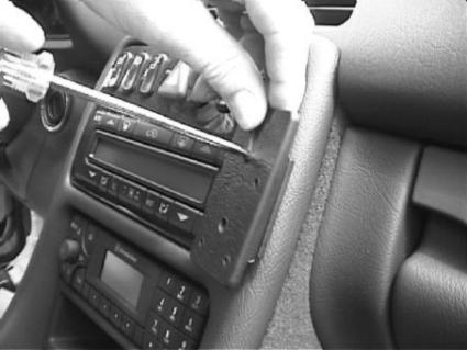 Brodit ProClip 852649 voor Mercedes Benz CLK-Class 1997-2002 en Mercedes Benz CLK-Class 1997-2001 - detail van dashboardmontage