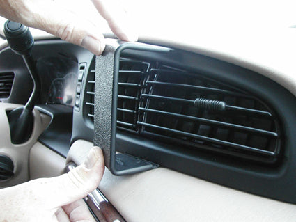Brodit ProClip 852660 voor Ford Windstar 1999-2003 - montagepositie op dashboard