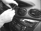 Brodit ProClip 852667 voor Ford Focus 1999-2004 en Ford Focus 2000-2004 - montagepositie op dashboard