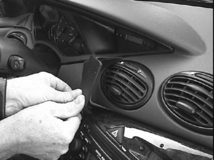 Brodit ProClip 852667 voor Ford Focus 1999-2004 en Ford Focus 2000-2004 - detail van dashboardmontage