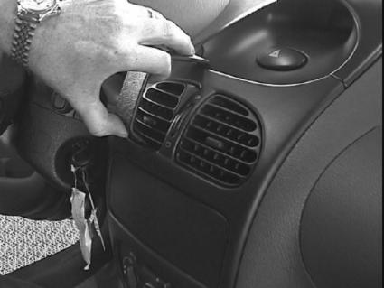 Brodit ProClip 852673 voor Peugeot 206 1999-2008 - detail van dashboardmontage