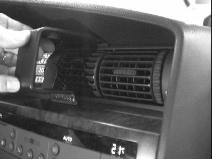 Brodit ProClip 852755 voor Cadillac Catera 2000-2002 en Opel Omega 2000-2005 - montagepositie op dashboard