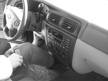 Brodit ProClip 852771 voor Ford Taurus 2000-2007 en Mercury Sable 2000-2007 - montagepositie op dashboard