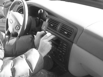 Brodit ProClip 852771 voor Ford Taurus 2000-2007 en Mercury Sable 2000-2007 - ProClip geplaatst in het voertuig