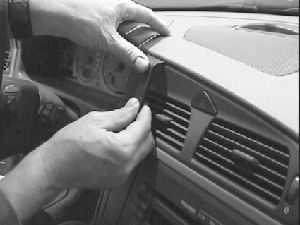 Brodit ProClip 852777 voor Volvo XC70 2000-2007, Volvo V70 N 2000-2008 en Volvo S60 2000-2010 - montagepositie op dashboard