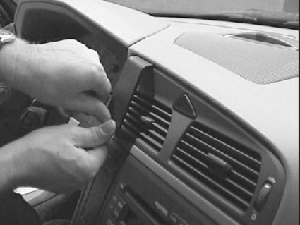 Brodit ProClip 852777 voor Volvo XC70 2000-2007, Volvo V70 N 2000-2008 en Volvo S60 2000-2010 - detail van dashboardmontage