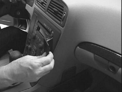 Brodit ProClip 852779 voor Volvo XC70 2000-2004, Volvo V70 N 2000-2004 en Volvo S60 2000-2004 - montagepositie op dashboard