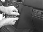 Brodit ProClip 852793 voor Volvo V40 1996-2000 en Volvo S40 1996-2000 - montagepositie op dashboard