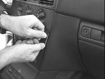 Brodit ProClip 852793 voor Volvo V40 1996-2000 en Volvo S40 1996-2000 - montagepositie op dashboard