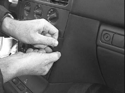 Brodit ProClip 852793 voor Volvo V40 1996-2000 en Volvo S40 1996-2000 - ProClip geplaatst in het voertuig