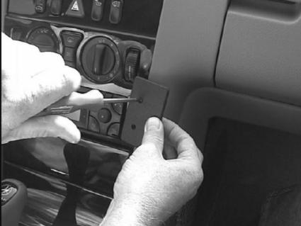 Brodit ProClip 852807 voor Mercedes Benz E-Class, Stationwagon 1996-2003, Mercedes Benz E-Class, Stationwagon 1995-2002 e.a. - detail van dashboardmontage