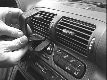 Brodit ProClip 852824 voor Mercedes Benz C-Class (180-320) 2001-2002 en Mercedes Benz C-Class (180-320) 2000-2006 - montagepositie op dashboard