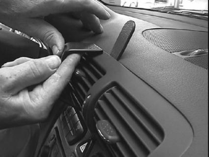 Brodit ProClip 852824 voor Mercedes Benz C-Class (180-320) 2001-2002 en Mercedes Benz C-Class (180-320) 2000-2006 - ProClip geplaatst in het voertuig