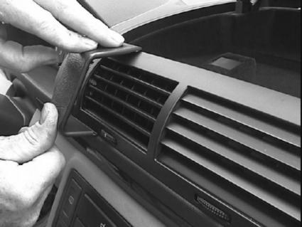 Brodit ProClip 852835 voor Seat Alhambra 2001-2010 en Volkswagen Sharan 2001-2010 - detail van dashboardmontage