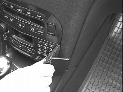 Brodit ProClip 852850 voor Peugeot 607 2001-2009 - montagepositie op dashboard