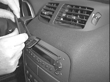 Brodit ProClip 852865 voor Alfa Romeo GT 2004-2011 en Alfa Romeo 147 2001-2011 - montagepositie op dashboard