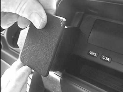 Brodit ProClip 852879 voor Mitsubishi Pajero 2000-2006 en Mitsubishi Montero 2001-2007 - montagepositie op dashboard