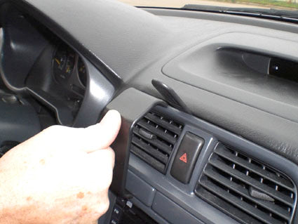Brodit ProClip 852885 voor Subaru WRX 2001-2004, Subaru Outback Sport 2001-2004 en Subaru Impreza 2001-2004 - detail van dashboardmontage