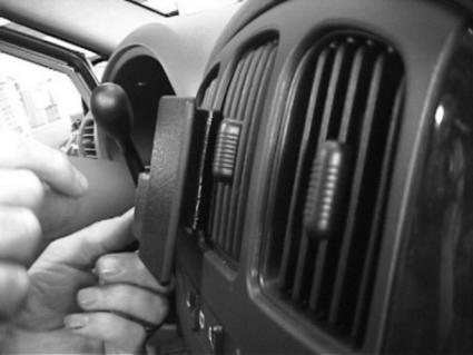 Brodit ProClip 852894 voor Chrysler Voyager 2001-2007, Chrysler Town & Country 2001-2007 e.a. - ProClip geplaatst in het voertuig