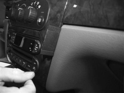 Brodit ProClip 852897 voor Chrysler Stratus 2001-2007, Chrysler Sebring Sedan 2001-2006 e.a. - ProClip geplaatst in het voertuig