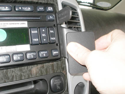 Brodit ProClip 852899 voor Ford Maverick 2001-2007 en Ford Escape 2001-2007 - montagepositie op dashboard
