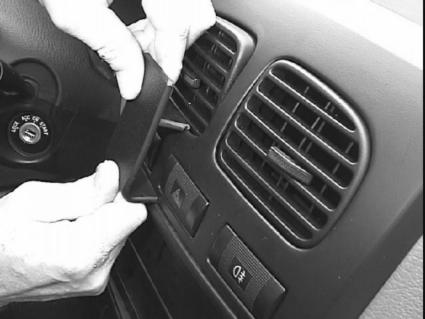 Brodit ProClip 852914 voor Kia Rio 2001-2005 en Kia Rio 2001-2002 - detail van dashboardmontage