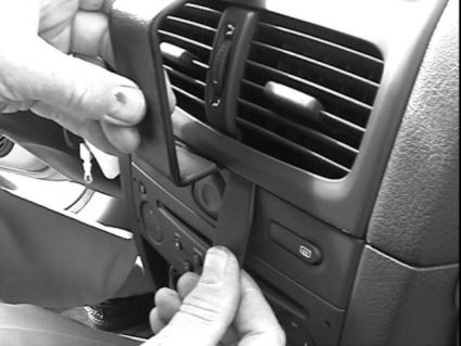 Brodit ProClip 852934 voor Renault Thalia 1999-2008, Renault Clio Storia 2006-2009 en Renault Clio II 2002-2005 - montagepositie op dashboard