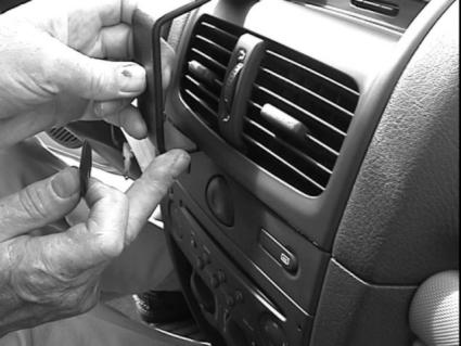 Brodit ProClip 852934 voor Renault Thalia 1999-2008, Renault Clio Storia 2006-2009 en Renault Clio II 2002-2005 - ProClip geplaatst in het voertuig