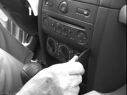 Brodit ProClip 852935 voor Renault Thalia 1999-2008, Renault Clio Storia 2006-2009 en Renault Clio II 2002-2005 - montagepositie op dashboard