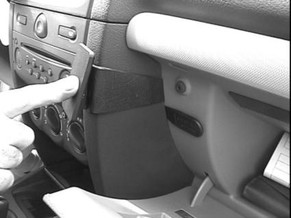 Brodit ProClip 852935 voor Renault Thalia 1999-2008, Renault Clio Storia 2006-2009 en Renault Clio II 2002-2005 - detail van dashboardmontage