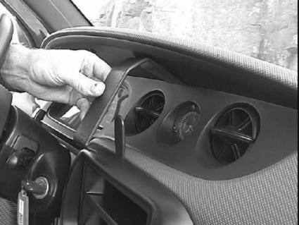 Brodit ProClip 852939 voor Daihatsu YRV 2001-2007 - montagepositie op dashboard