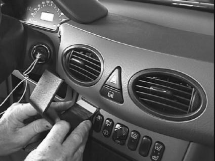 Brodit ProClip 852947 voor Mercedes Benz A-Class 2001-2004 - montagepositie op dashboard