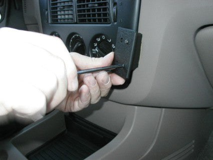 Brodit ProClip 852957 voor Ford Explorer 2002-2005 en Mercury Mountaineer 2002-2005 - detail van dashboardmontage
